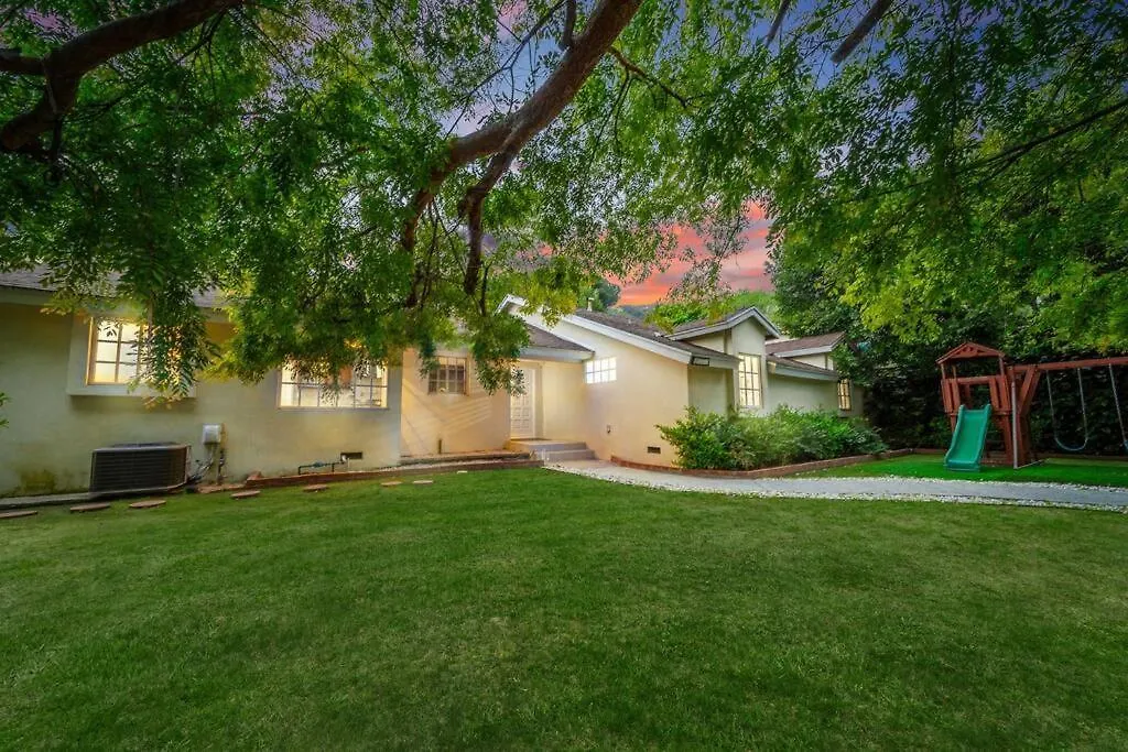 Beverly Hills Home With 2 Guest Houses And Swimming Pool-1