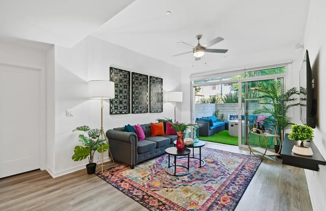 Fairfax District Chic City Oasis 2 Bedroom Apt With Den 136-1