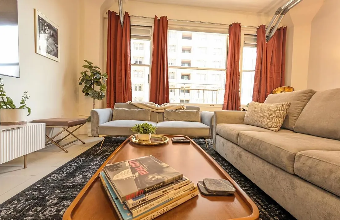 Classic Los Angeles Elegance In Downtown, Sleeps 4, Free Parking And 360 Degree View Roof Top Pool!-1
