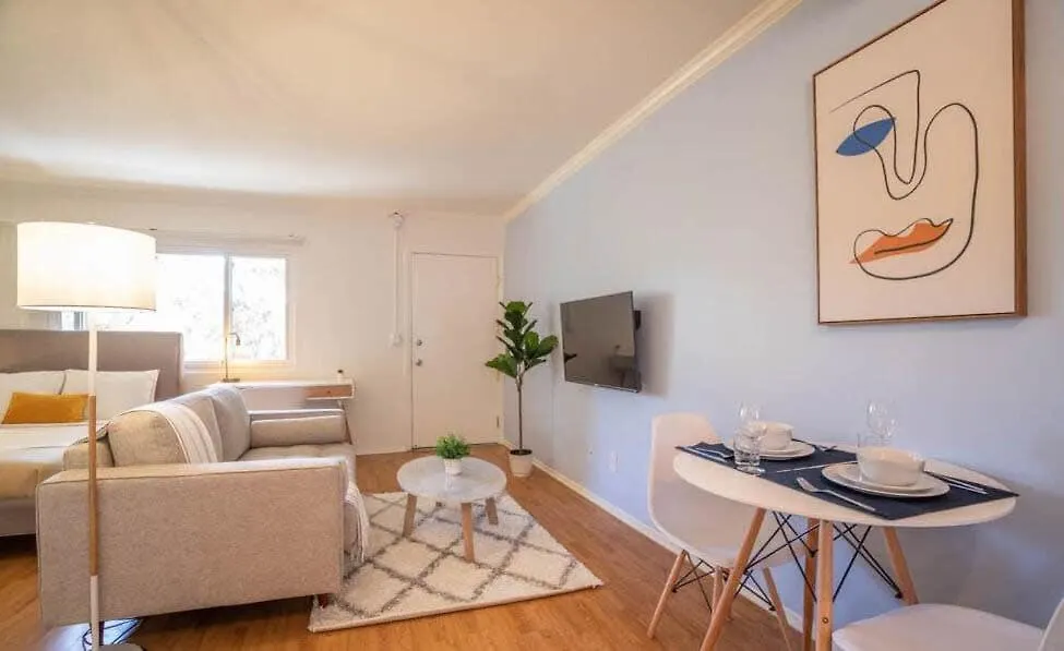 Bright, Comfortable Studio With Fast Wifi-1