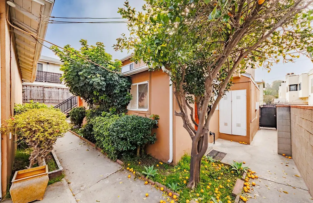 Spacious Two Bedroom in Santa Monica #E-1