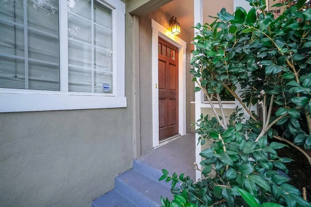Stylish 2 Bed & 2 Bath At The Heart Of Hollywood With Free Parking - One Car Only-1
