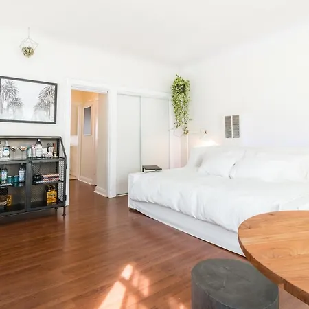 Sunny Boho Chic West Hollywood Flat!-3