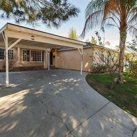 Reseda 6 Bedroom Large Home-3