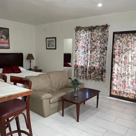 Comfy Private Adu Guest House In La-2