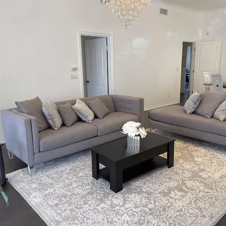 Adorable 3Bd, 3Ba Home In Beverly Hills-3