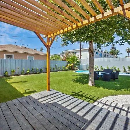 An Amazing Full House With A Pool-3