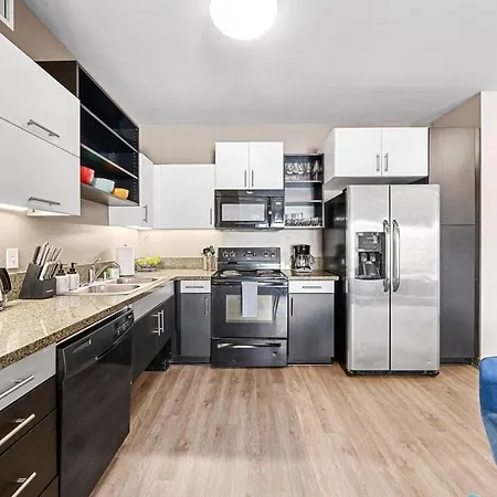Marina View 2Br Apt, Steps To Beach W Gym, Pool & Parking-2