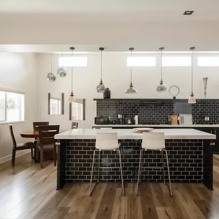 Cheviot Hills Paradise-3