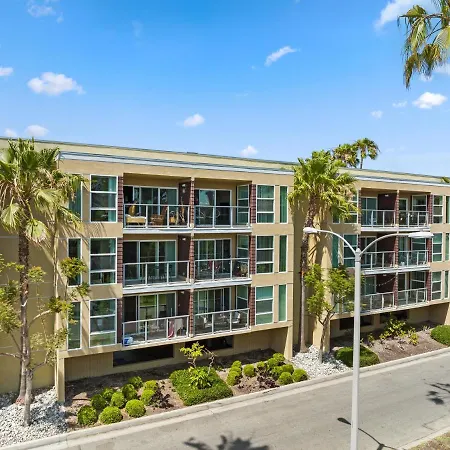 Beautiful Beachside Apartment With Marina View-3