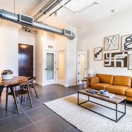2 Bedroom Condo With Pool And Downtown La View-2