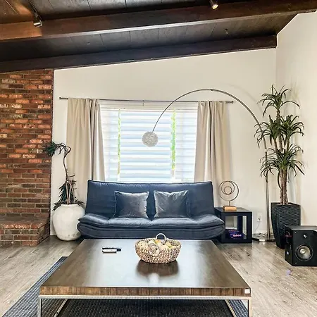 Spacious 2Br Unit In Los Angeles-3