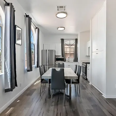 Spacious 3 Bed 2 Bath Unit Close To Universal Studio And Hollywood Sleeps 7-2