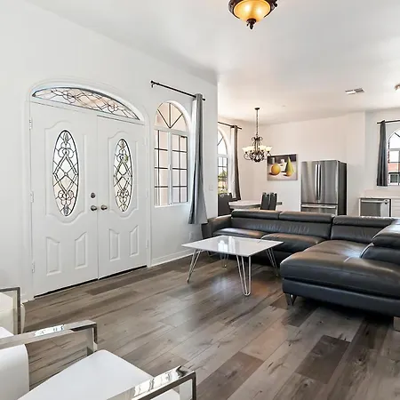 4 Bedrooms And 2 Bathrooms To Share With Queen Bed-3