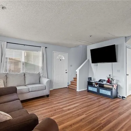 One Bedroom In Shared Townhouse With Pool-3