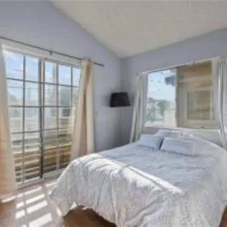 One Bedroom In Shared Townhouse With Pool-2