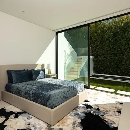 Ultra Modern Villa In Doheny Estates-3