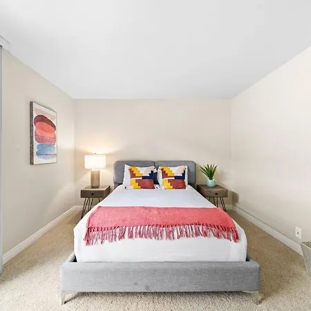 #1 Striking 3Bedroom With Stunning Marina Views-3