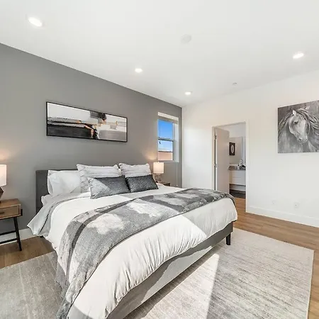 Charming 4Bdr Town House-2