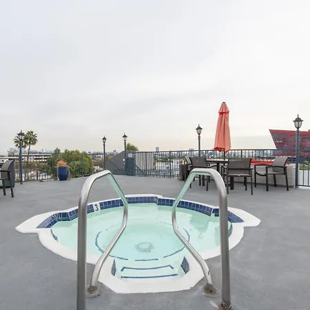 Skyline Terrace Executive Jr One Bedroom With Balcony And Pool-2