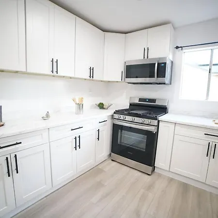 Spacious Family Home In La- 4 Br-2
