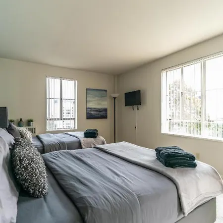 Spacious Charming Condo With Great Views Near The Grove-3