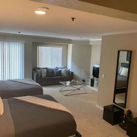 Hollywood Loft Spectacular Free Parking-3