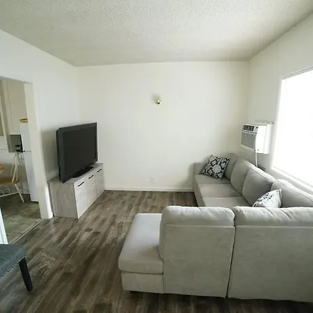 Cozy & Spacious Apartment In West Hollywood-2