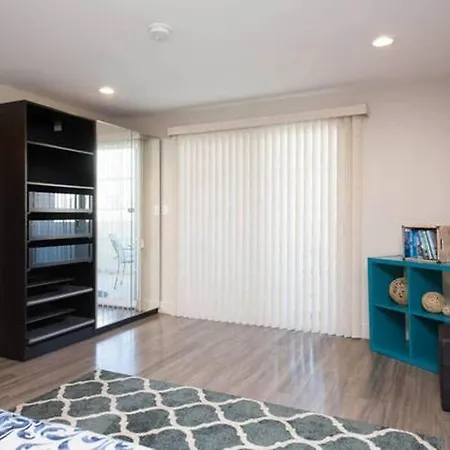 Modern 5 Bed Getaway Near Beverly Center & Cedars-2
