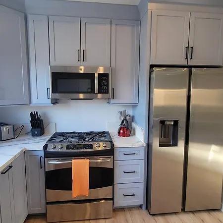 Modern 4 Bed, 2 Blocks To Beach!-2
