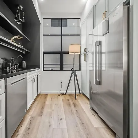 Elegant 4-Bedroom Hollywood Townhouse-2