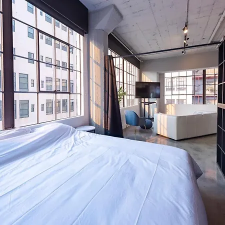 Gorgeous Dtla Artist Loft With Parking And City Views-2