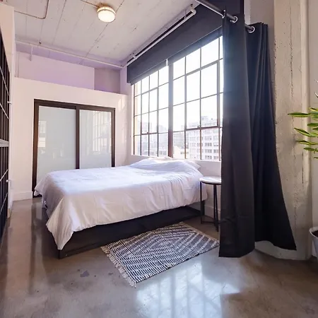 Gorgeous Dtla Artist Loft With Parking And City Views-3