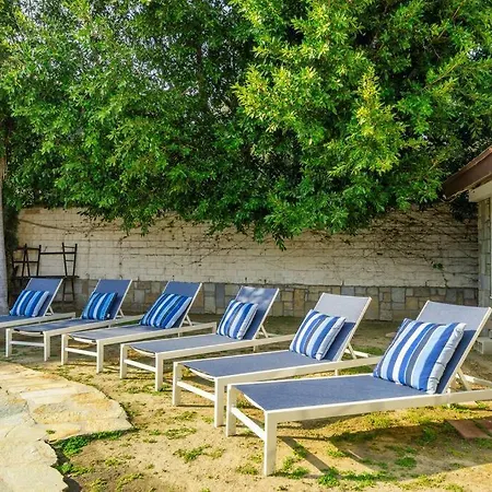 Beverly Hills Home With 2 Guest Houses And Swimming Pool-2