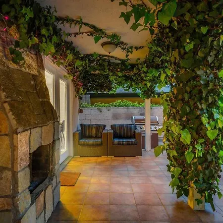 Beverly Hills Home With 2 Guest Houses And Swimming Pool-3