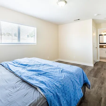Modern Spacious 5 Bedrooms 3-Bath Near Downtown La With 2 Parking-2