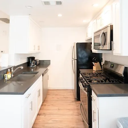 Modern Furnished 1-Bedroom With Free Parking In Koreatown Close To Dt La-2