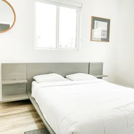 Stylish 4 Bedroom Townhouse In Mid City-3