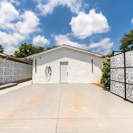 New Luxury Entertaining House With Pool Spa Sauna Tesla Charger Pets-2