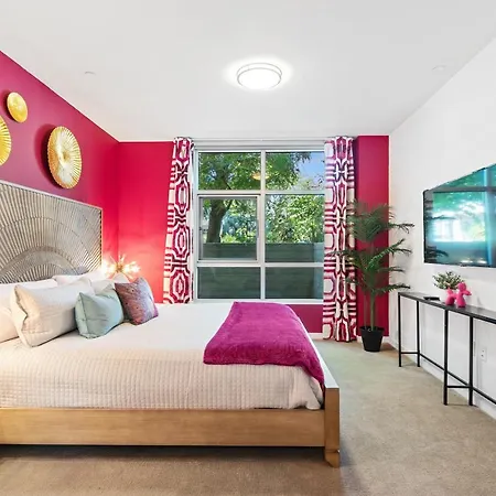 Fairfax District Chic City Oasis 2 Bedroom Apt With Den 136-3