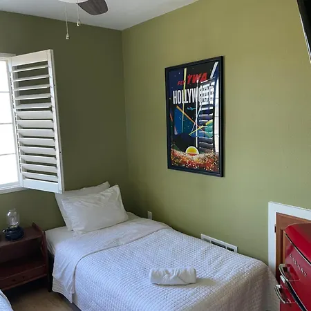 Private Room In Los Angeles La With Tv & Wifi & Ac & View Of Hollywood Sign & Private Fridge & Shared Kitchen!!!-2