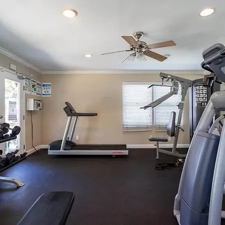 Bright, Comfortable Studio With Fast Wifi-3