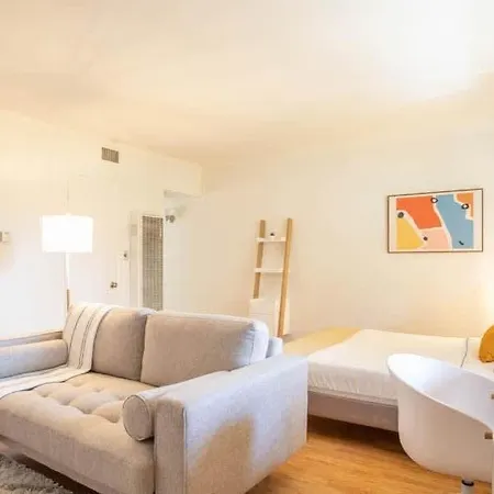 Bright, Comfortable Studio With Fast Wifi-2