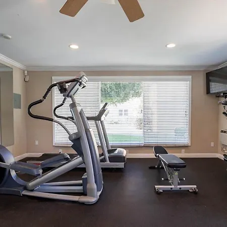 Modern 1 Bedroom Fast Wifi Prime Location-2