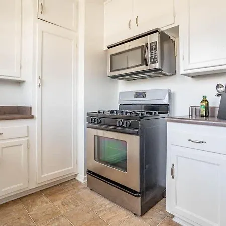 Modern 1 Bedroom Fast Wifi Prime Location-3