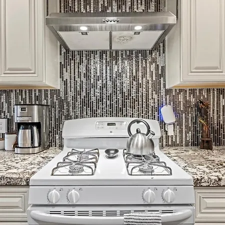 Elegant Hollywood Retreat - Spacious 2Br 2Ba Condo With Resort-Style Amenities-3