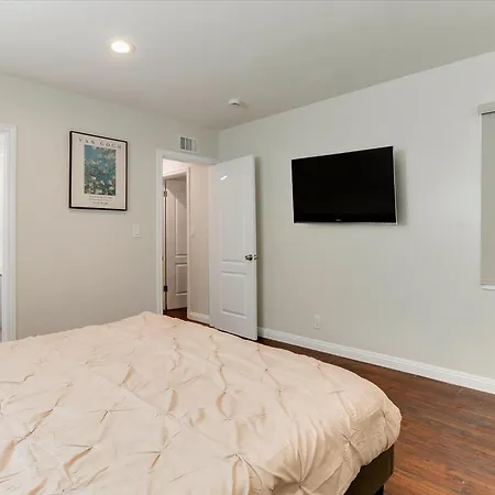 Woodland Hills Zen Modern-3
