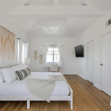 Exclusive 2Bd 3Ba With Balcony-3