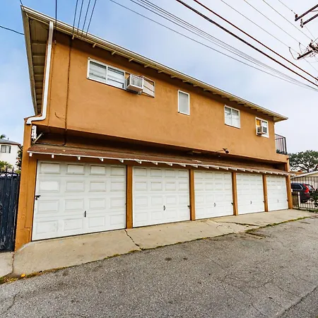 Spacious Two Bedroom in Santa Monica #E-3