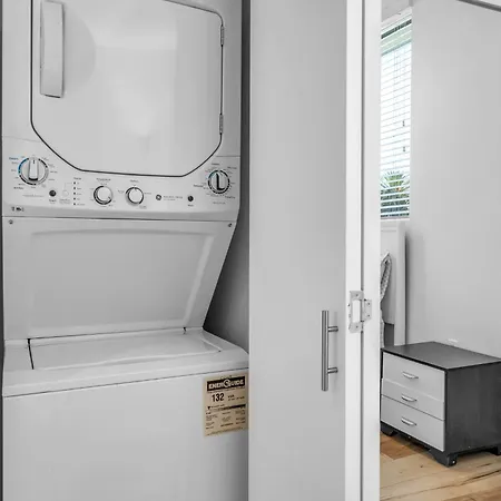 Modern New Close To Downtown La 1 Bedroom With Parking-2
